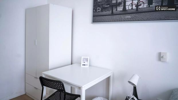 Room for rent in 6 bedroom apartment in Valencia - Photo 1
