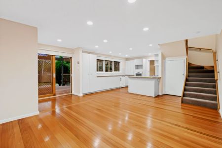 5 Bed, 2 Bath - Photo 3