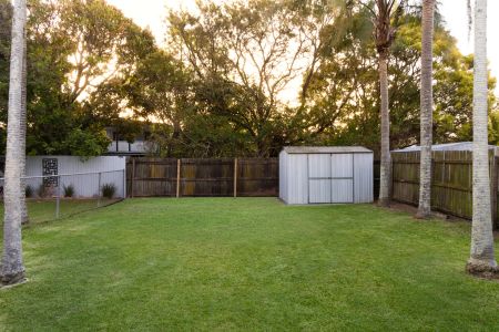 3 Bedroom house Redcliffe Contact Julie Sykes 0438 050 110 6 month lease offered - Photo 5