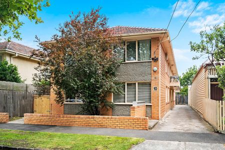 Spacious First Floor Apartment in Prime Balaclava Location - Photo 4