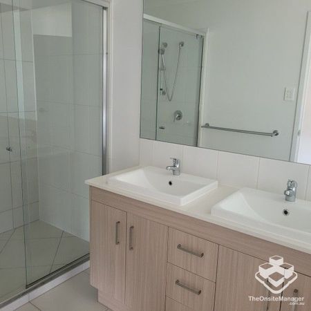 4 bedroom 2 level townhouse - Photo 5