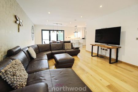 3 bedroom detached house to rent - Photo 3