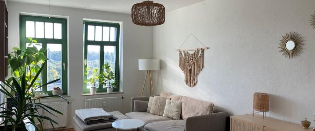 Gepflegte DG-Wohnung mit EINBAUKÜCHE, Balkon und Tageslicht-Bad ab 01.12. frei! - Photo 1