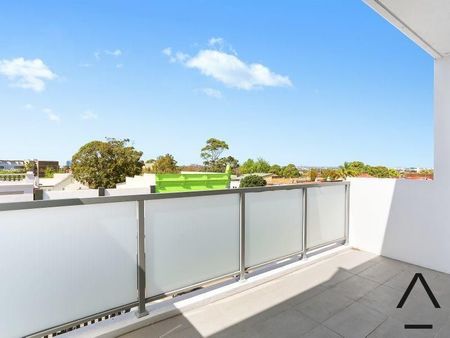 One bedroom apartment with a large flexible floorplan! - Photo 5