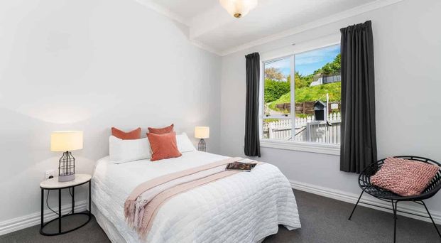 Light, Bright & Fully Renovated - Photo 1