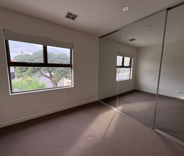 Versatile Townhouse Located in Niddrie - Photo 4