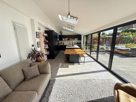 5 bedroom detached house to rent - Photo 2