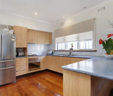 GREAT SIZE FAMILY HOME! - Photo 4