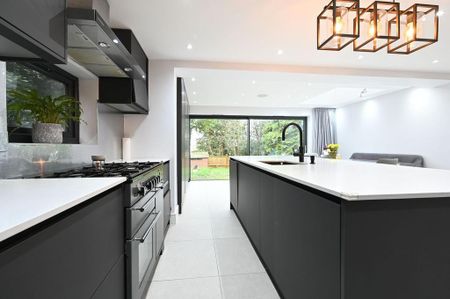 4 bedroom detached house to rent - Photo 2