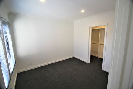 SPACIOUS 3 BEDROOM TOWNHOUSE - Photo 4