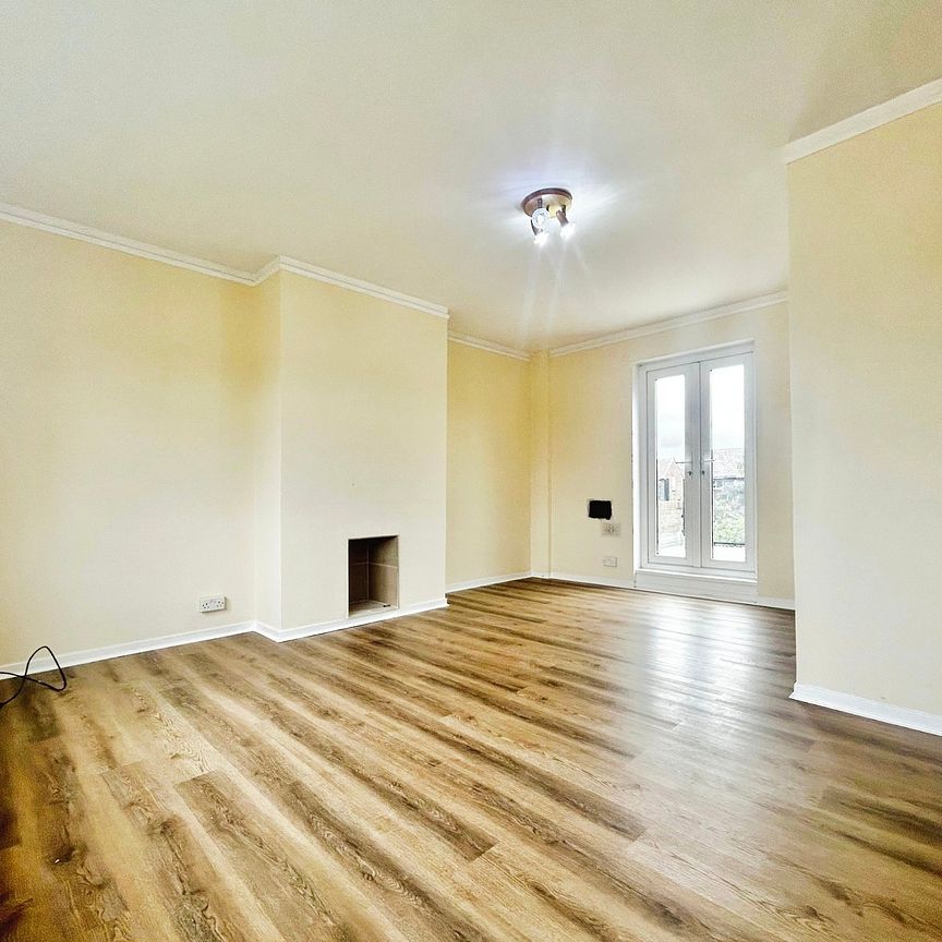 3 bed maisonette to rent in Hadrian Way, Stanwell, TW19 - Photo 1