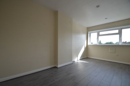 3 bedroom Property to rent - Photo 4