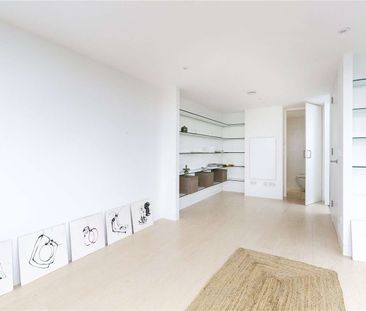 Truly exceptional and newly renovated penthouse apartment situated ... - Photo 4