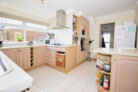 1 bedroom in a house share to rent - Photo 4
