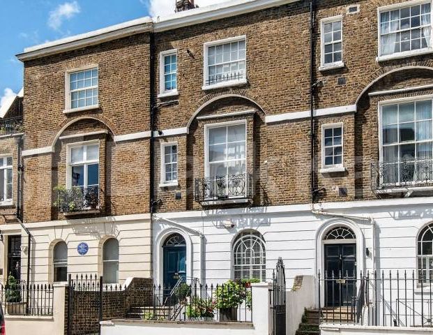 Spacious one bed set within a period house with a modern kitchen & bathroom - Photo 1