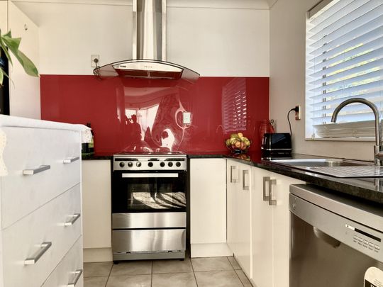 Low maintenance home with double garage - Photo 1