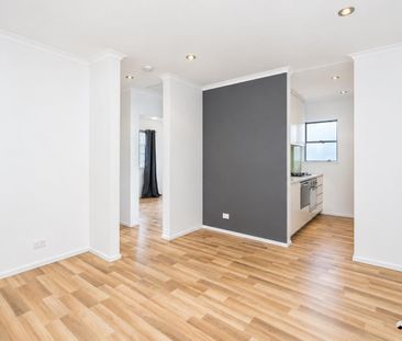 Top-Floor New Farm Apartment with Refreshed Interior - Photo 1