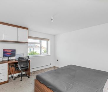 Hampton Lane, TW13, London - Photo 2