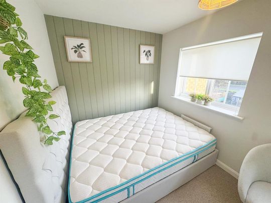 Highdowns, Hatch Warren, Basingstoke - Photo 1