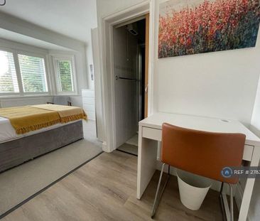 1 bedroom in a house share to rent - Photo 3