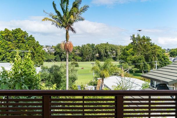 Stylish Coastal 3-Bedroom Living in Kohimarama - Photo 1