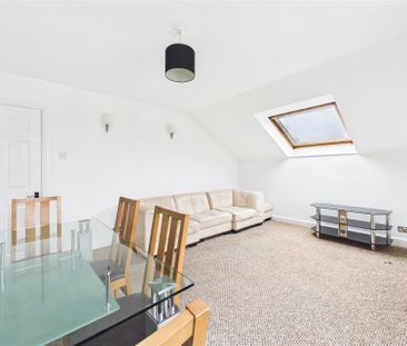 2 bedroom Maisonette in Reading Road, Wokingham - Photo 2