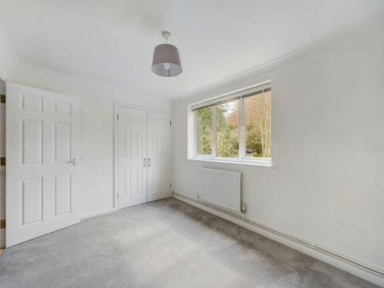 2 Double Bed First Floor Flat with Parking, Lovely Views and 5 Mins Walk from Mainline Station - Photo 1