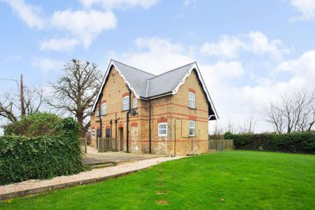 Recently refurbished throughout, this home is a comfortable detached property with a large garden, set in a quiet rural location near to Stanton Harcourt. - Photo 2