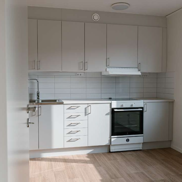 Om bostaden - Välkommen till en nyrenoverad lägenhet på Sloalyckan. Lägenheten är utrustad med moderna vitvaror såsom diskmaskin, tvättmaskin och torktumlare. Köket är renoverat i en öppen planlösning med stilrena grå toner. Badrum och hall är renoverade och utrustade med ny inredning. Innerdörrar i sovrummet är bytta och samtliga rum är ommålade i vit kulör. Fiber finns indraget i lägenheten. I hyran ingår varmhyra, vilket omfattar uppvärmning och varmvatten. Även ett grundutbud av tv-kanaler samt sophantering ingår. Endast hushållsel tillkommer. Rökfritt boende gäller för alla kontrakt tecknade från och med 2025-01-01. - Foto 1