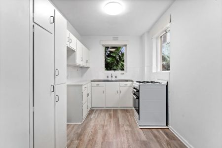 Light-Filled 1 Bedroom Apartment in Prime Armadale Location - Photo 3