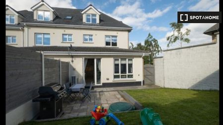 Room for rent in 4-bedroom house in Rathcoole, Dublin - Photo 5