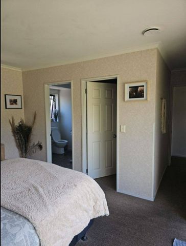 Tucked away in a sought-after neighbourhood - Photo 2