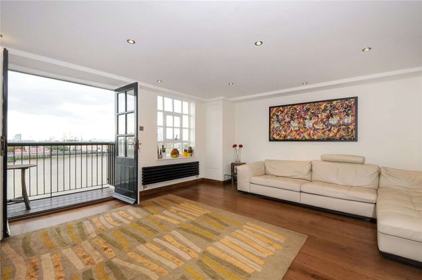 SHORT LET A beautifully appointed, two bedroom apartment, situated on the 4th floor of this popular, river fronted warehouse, located in central Wapping. - Photo 1