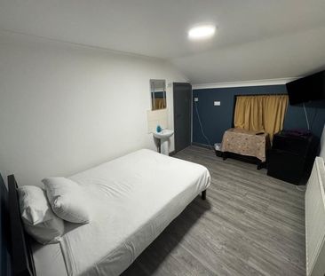 Room in a Shared House, Bridgeway, IG11 - Photo 6