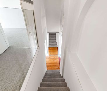 Beautiful duplex loft apartment set within an iconic school convers... - Photo 5