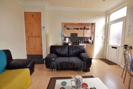 4 bedroom House in Lumley Place, Burley - Photo 2