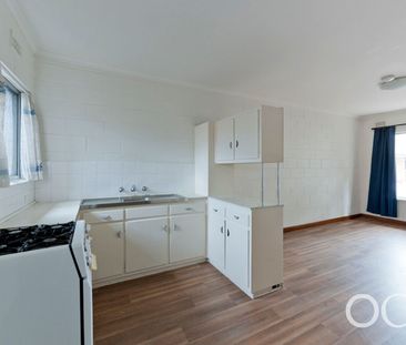 Open the Door to Inner-East Convenience and Private Charm - Photo 2