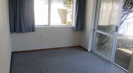 Spacious 2 bdrm house with a single secure garage - Photo 3