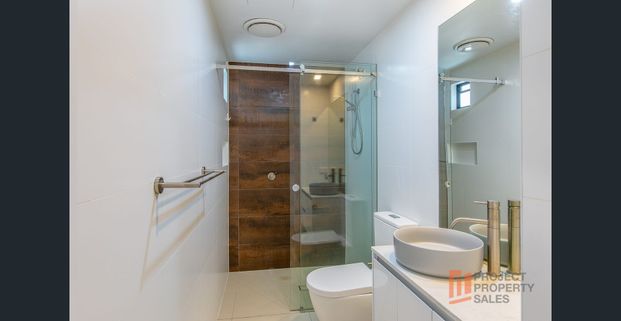 2 x Weeks FREE - Top Floor, Spacious internal and Massive Private Balcony - Photo 1