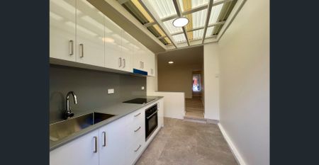 Updated 2 bedroom terrace in a wonderful location - Photo 5