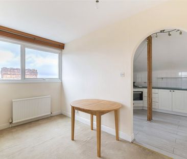 4 Avenue Elmers, Surbiton, Surrey, KT6 flat to rent - Photo 2