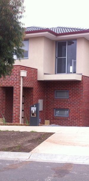 Spacious Townhouse In Ashfield Estate - Photo 2