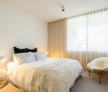 Beachside Top Floor Apartment in Bondi - Photo 2