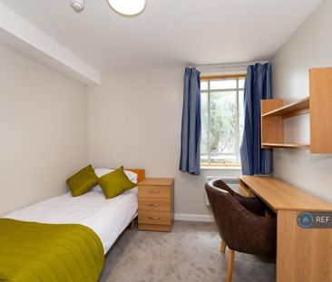 1 bedroom in a flat share to rent - Photo 1