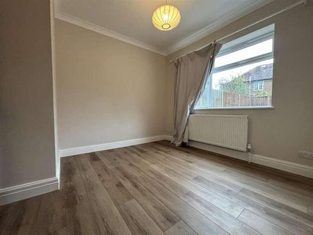 Edgwarebury Lane, Edgware, HA8 - Photo 3