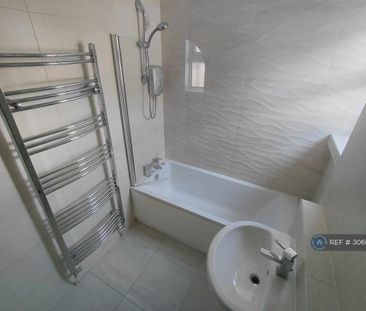 3 bedroom flat to rent - Photo 5