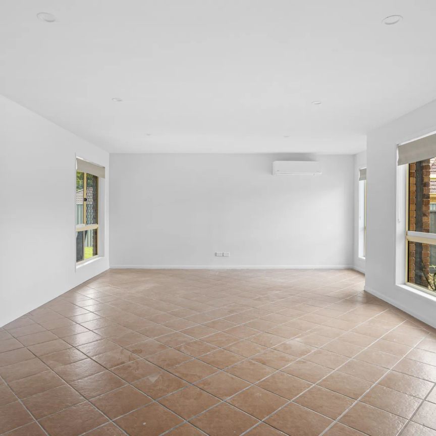 Spacious 6-Bedroom Family Home with Solar Contact Julie Sykes 0438 050 110 - Photo 1