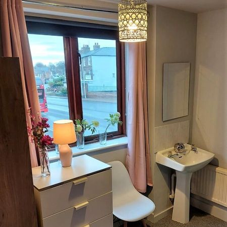 1 bedroom in a house share to rent - Photo 3