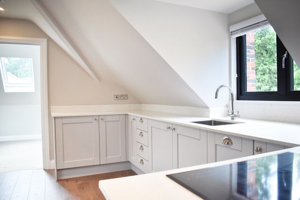 Charlton Avenue, Walton-on-Thames, KT12 - Photo 1