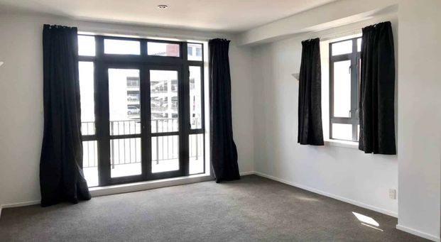 Spacious City Apartment - Photo 1